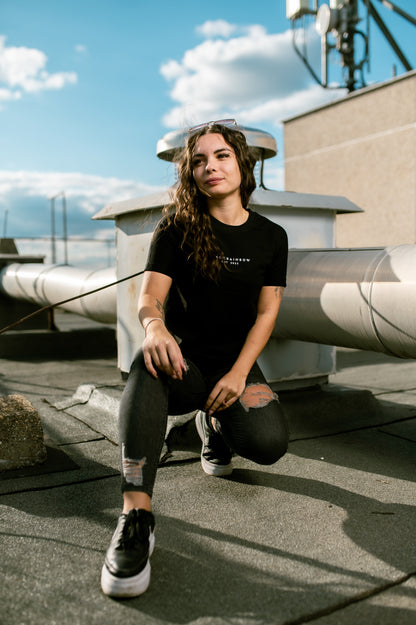 CORE Feliratos Fekete Póló – modellen